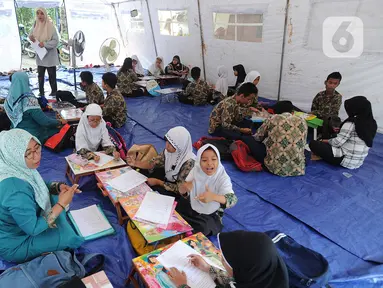 Murid SMP dan SMA Sekolah Khusus Assalam 01 melaksanakan ujian di tenda darurat halaman SKh Assalam 02, Ciater, Serpong, Tangerang Selatan, Selasa (3/12/2019). Sebanyak 84 murid penyandang tunarungu, tunawicara, dan tunagrahita terpaksa mengikuti ujian di tenda darutat. (merdeka.com/Arie Basuki)