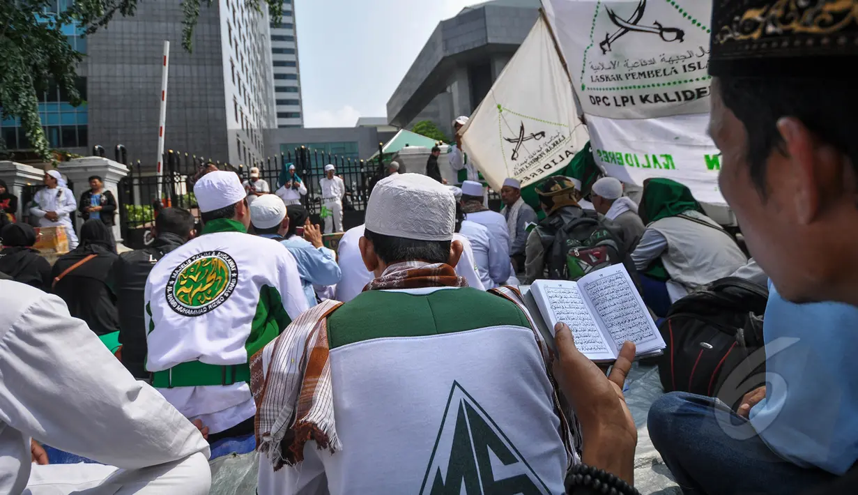 Sejumlah Massa saat melakukan aksi di depan Gedung DPRD DKI Jakarta, Selasa (24/3/2015). Dalam aksinya, mereka meneriakkan dukungan terhadap hak angket DPRD DKI Jakarta. (Liputan6.com/Faizal Fanani)