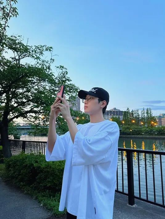 Dalam unggahan di media sosial, Wonwoo beberapa kali terlihat memakai kaos oversize serta topi. Gaya kasual rapper satu ini pun sering kali ditiru oleh para penggemar. (Liputan6.com/IG/@everyone_woo)