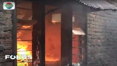 Menurut saksi sumber api berasal dari ledakan tabung gas elpiji yang bocor.