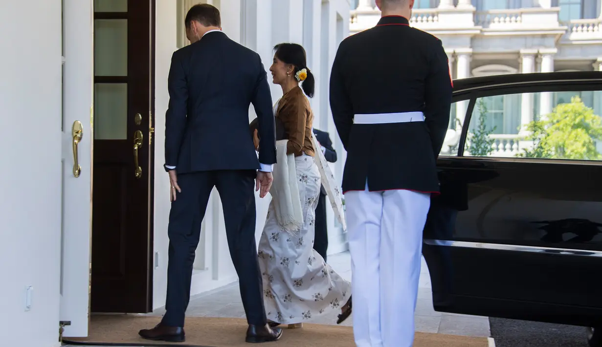 Pemimpin Myanmar Aung San Suu Kyi tiba di Gedung Putih, Washington, untuk bertemu Presiden AS Barack Obama, Rabu (14/9). Dalam kunjungannya kali ini, Suu Kyi dijadwalkan pula akan bertemu dengan sejumlah pejabat teras Gedung Putih. (Jim Watson/AFP)