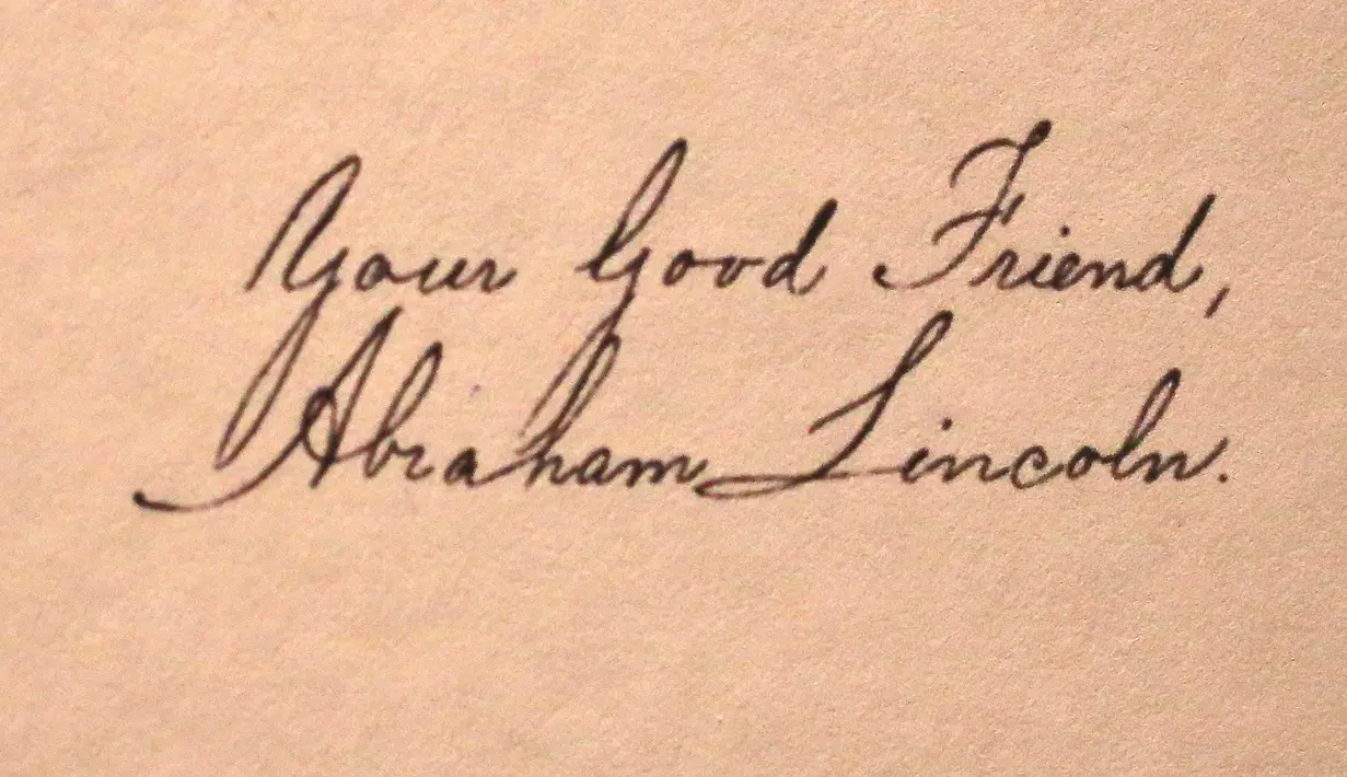 Tanda tangan Presiden AS Abraham Lincoln pada surat untuk Raja Mongkut dari Thailand yang dipamerkan Kedutaan Besar AS di Bangkok, 22 Maret 2018. Surat pada tahun 1862 itu untuk menolak tawaran pemberian sepasang gajah sebagai hadiah. (AP/Sakchai Lalit)