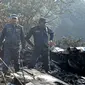 Bangkai pesawat Yeti Airlines yang jatuh di Nepal, Minggu, 15 Januari 2023. (dok. PRAKASH MATHEMA / AFP)