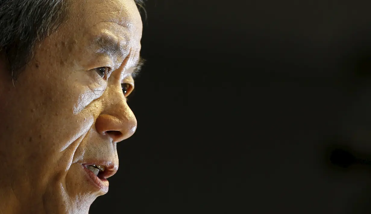 Ekspresi Presiden Toshiba Hisao Tanaka saat konferensi pers pengunduran dirinya di Tokyo, Selasa (21/7/2015). Tim peneliti menemukan penyimpangan pencatatan keuntungan perusahaan yang dilakukan Tanaka dari tahun 2008. (Reuters/Thomas Peter)