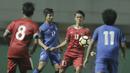 Gelandang Indonesia, Febri Hariyadi, mengontrol bola saat melawan Thailand pada laga persahabatan di Stadion Pakansari, Bogor, (03/6/2018). Indonesia bermain imbang 0-0 dengan Thailand. (Bola.com/M Iqbal Ichsan)