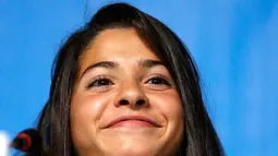 Yusra Mardini tersenyum saat latihan jelang Olimpiade 2016 di Rio De Janeiro, Brasil (1/8). Yusra Mardini melarikan diri dari Suriah akibat perang pada 2015. (REUTERS/Michael Dalder)