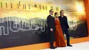 Aktris Margot Robbie berpose dengan Leonardo DiCaprio dan Brad Pitt saat menghadiri premier film Once Upon a Time In Hollywood di sebuah bioskop di London, Inggris (30/7/2019). (AP Photo/Joel C Ryan)