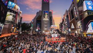 Simpang lima di kawasan Shinjuku Jepang. (dok. STR / JIJI Press / AFP)