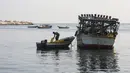 Para nelayan pergi menangkap ikan di sebuah pelabuhan Gaza City, 13 Agustus 2020. Otoritas Israel pada 12 Agustus 2020 waktu setempat mengumumkan larangan pengiriman bahan bakar ke Gaza dan mempersempit zona penangkapan ikan nelayan Gaza dari 15 menjadi delapan mil laut. (Xinhua/Rizek Abdeljawad)