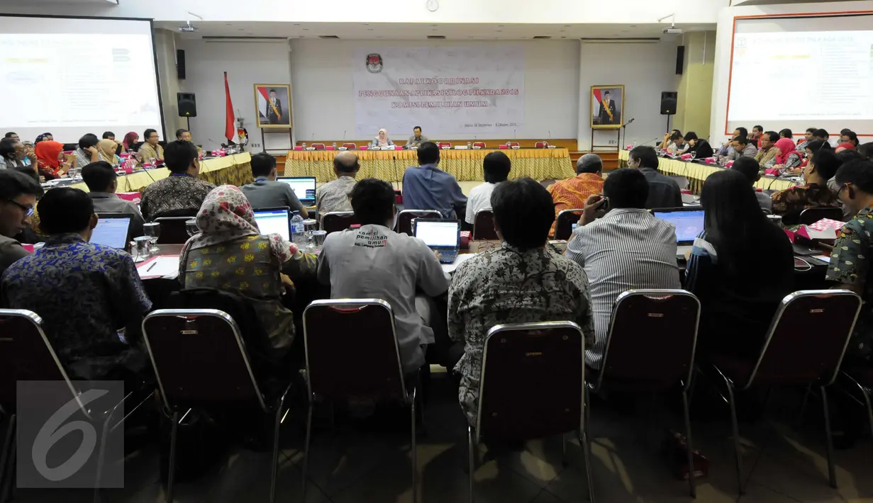 KPU menggelar rapat koordinasi penggunaan aplikasi sistem informasi logistik (Silog) Pilkada 2015 di Kantor KPU Pusat, Jakarta, Rabu (30/9/2015). Rapat dipimpin komisioner KPU Hadar Nafis Gumay dan Arief Budiman. (Liputan6.com/Helmi Afandi)