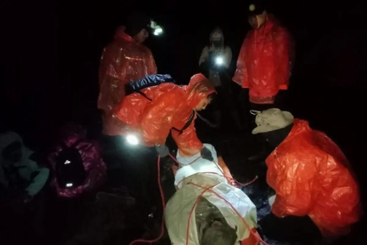 Aksi Heroik Tim SAR di Gunung Kerinci, Tempuh 10 Jam untuk Selamatkan Pendaki yang Alami Cedera Kaki