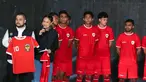 Jersey baru Timnas Indonesia resmi diperkenalkan ke publik. Launching seragam tempur baru Skuad Garuda itu dilakukan di Bengkel Space, SCBD, Jakarta, Senin (18/3/2024) petang WIB. Dalam peluncuran jersey yang terinspirasi dari jersey kandang Timnas Indonesia tahun 1981 yang merupakan produksi jenama dalam negeri, Erspo, juga dihadiri oleh beberapa penggawa Timnas Indonesia yang sekaligus menjadi model. (Bola.com/Abdul Aziz)
