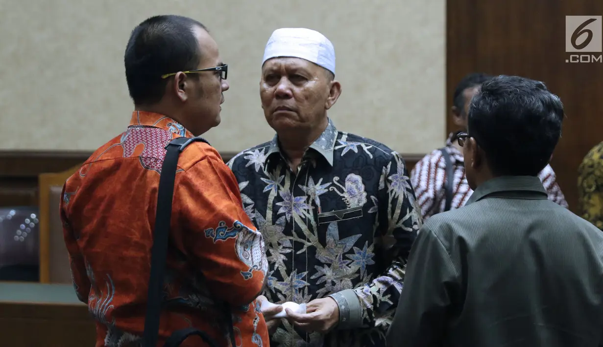 Tersangka dugaan suap DPRD Sumut, Rijal Sirait (tengah) jelang mengikuti sidang perdana di Pengadilan Tipikor, Jakarta, Rabu (21/11). Sidang mendengar pembacaan dakwaan. (Liputan6.com/Helmi Fithriansyah)
