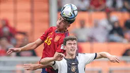 Pemain Timnas Spanyol U-17, Marc Bernal (kiri), memenangkan duel bola di udara dengan pemain Jerman U-17, Robert Ramsak, dalam pertandingan perempat final Piala Dunia U-17 2023 yang berlangsung di Jakarta International Stadium (JIS), Jumat (24/11/2023). (Bola.com/Bagaskara Lazuardi)