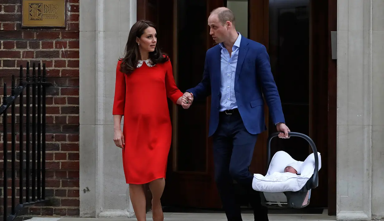 Pangeran William dan Kate Middleton bergandengan tangan saat meninggalkan Rumah Sakit St Mary's di London, Senin (23/4). Pangeran William dan Kate Middleton tampak bergandengan tangan saat berjalan ke arah mobilnya. (AP/Kirsty Wigglesworth)