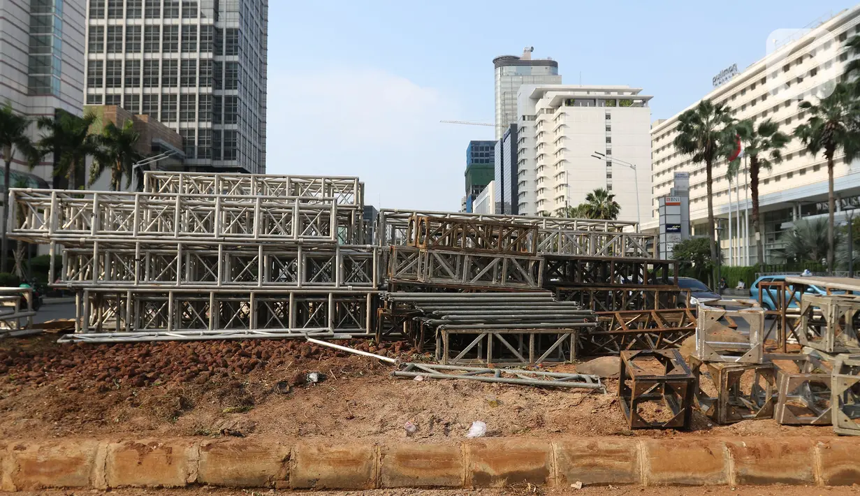 Rangkaian besi bertumpuk di kawasan Bundaran HI, Jakarta, Selasa (24/12/2019). Pemprov DKI Jakarta membongkar instalasi bebatuan Gabion di lokasi tersebut untuk memperlancar perayaan tahun baru. (Lipuran6.com/Herman Zakharia)