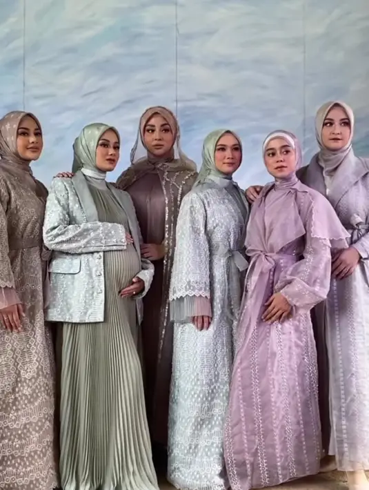 Fashion stylist Doley Tobing tampak memadu padankan apik busana yang dikenakan oleh geng Mamayu [@doleytobing].