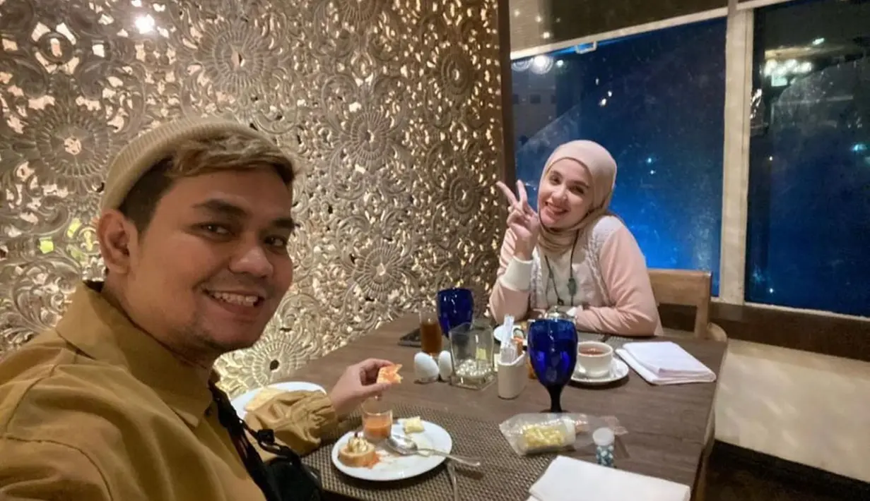 Rumah tangga Bekti dan Dila sudah berjalan 12 tahun. Selama itu, keduanya jalin hubungan yang harmonis. Salah satu rahasia rumah tangga mereka yang mesra ini yakni tetap agendakan makan malam romantis bak seperti saat masih berpacaran. (Liputan6.com/IG/dhila_bekti)