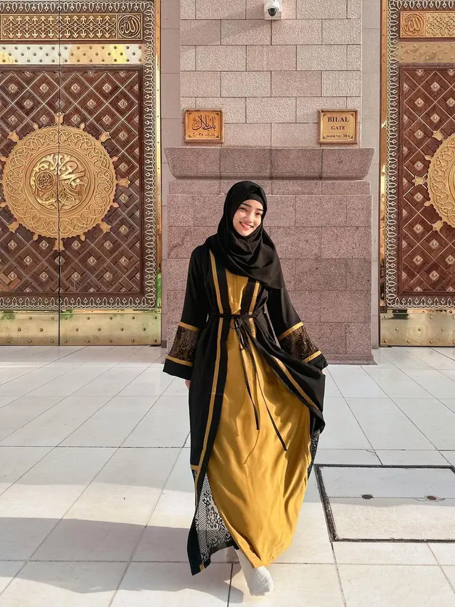 6 Potret Gaya Fuji Berangkat Umrah, Tampil Menawan dengan Gamis dan Hijab