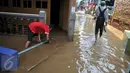 Warga mulai beraktivitas menyusul surutnya air yang sempat merendam pemukiman mereka di kawasan Kampung Pulo, Jakarta, Selasa, (17/11). (Liputan6.com/Gempur M Surya)