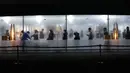 Orang-orang menunggu tes virus corona COVID-19 di tempat pengujian darurat, Seoul, Korea Selatan, Rabu (26/1/2022). Korea Selatan mulai memberlakukan aturan baru untuk merespons kasus COVID-19 baru yang melonjak hampir 50 persen dalam sehari. (AP Photo/Ahn Young-joon)