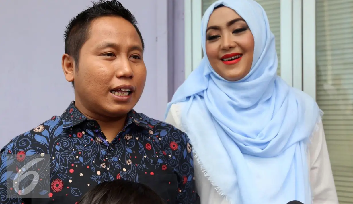 Setelah pertemuan itu, beberapa hari kemudian, Dian menghubungi personel grup Cagur itu melalui pesan singkat. Narji yakin bahwa perempuan itu berbeda dari kebanyakan yang dikenal selama ini. (dok. Liputan6)