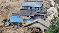 Bencana tanah longsor melanda wilayah perumahan di Asaminami, Hiroshima, Jepang, (20/8/2014). (REUTERS/Kyodo)