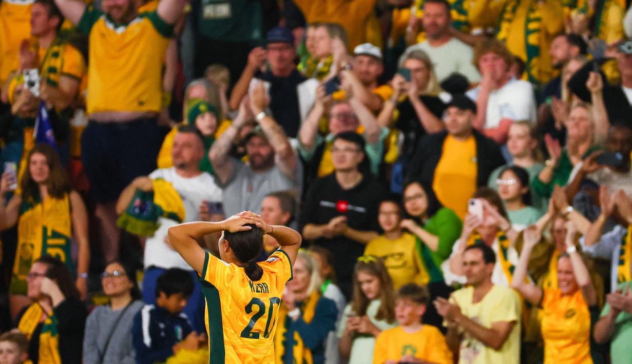Pemain Timnas Australia, Sam Kerr melakukan selebrasi setelah menang atas Prancis pada babak adu penalti saat perempat final Piala Dunia Wanita 2023 di Brisbane Stadium, Brisbane, 12 Agustus 2023. (AFP/Patrick Hamilton)