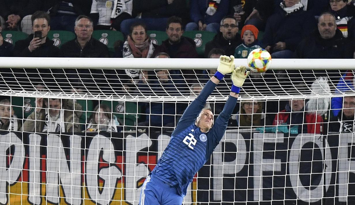 Kiper Jerman, Marc-Andre ter Stegen, menghalau bola saat melawan Serbia pada laga persahabatan di Stadion Volkswagen, Rabu, (20/3). Jerman ditahan imbang 1-1 oleh Serbia. (AP/Martin Meissner)