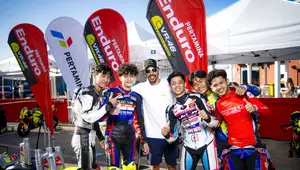 Lima pembalap muda Indonesia menjalani Riders Summer Camp di Tavullia, Italia, dan berfoto dengan pembalap VR46 Racing Team, Franco Morbidelli. (Pertamina Lubricant)