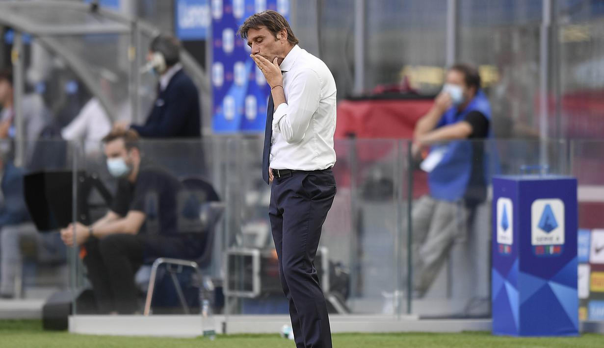 Pelatih Inter Milan, Antonio Conte, tampak kecewa usai ditaklukkan Bologna pada laga Serie A di Stadion Giuseppe Meazza, Minggu (5/7/2020). Inter Milan kalah 1-2 dari Bologna. (AP/Fabio Ferrari)