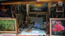 Seorang seniman menyelesaikan lukisannya di Pasar Seni yang terletak didalam kawasan wisata Taman Impian Jaya Ancol Jakarta Utara, Selasa (17/10). (Liputan6.com/Faizal Fanani)