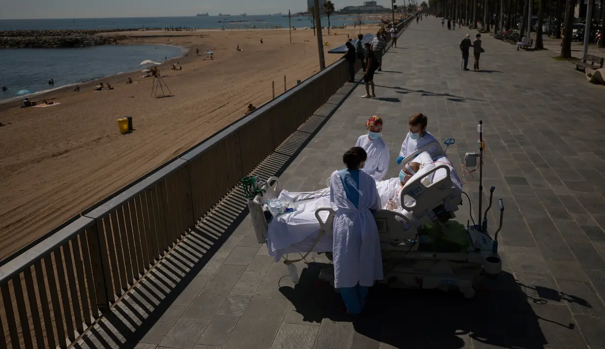 Francisco España (60) melihat pantai dari area pejalan kaki di seberang "Rumah Sakit del Mar" di Barcelona, 4 September 2020. Sebuah rumah sakit di Barcelona ingin mengetahui apakah jalan-jalan singkat ke pantai dapat membantu pemulihan pasien Covid-19 yang dirawat di ICU (AP Photo/Emilio Morenatti)