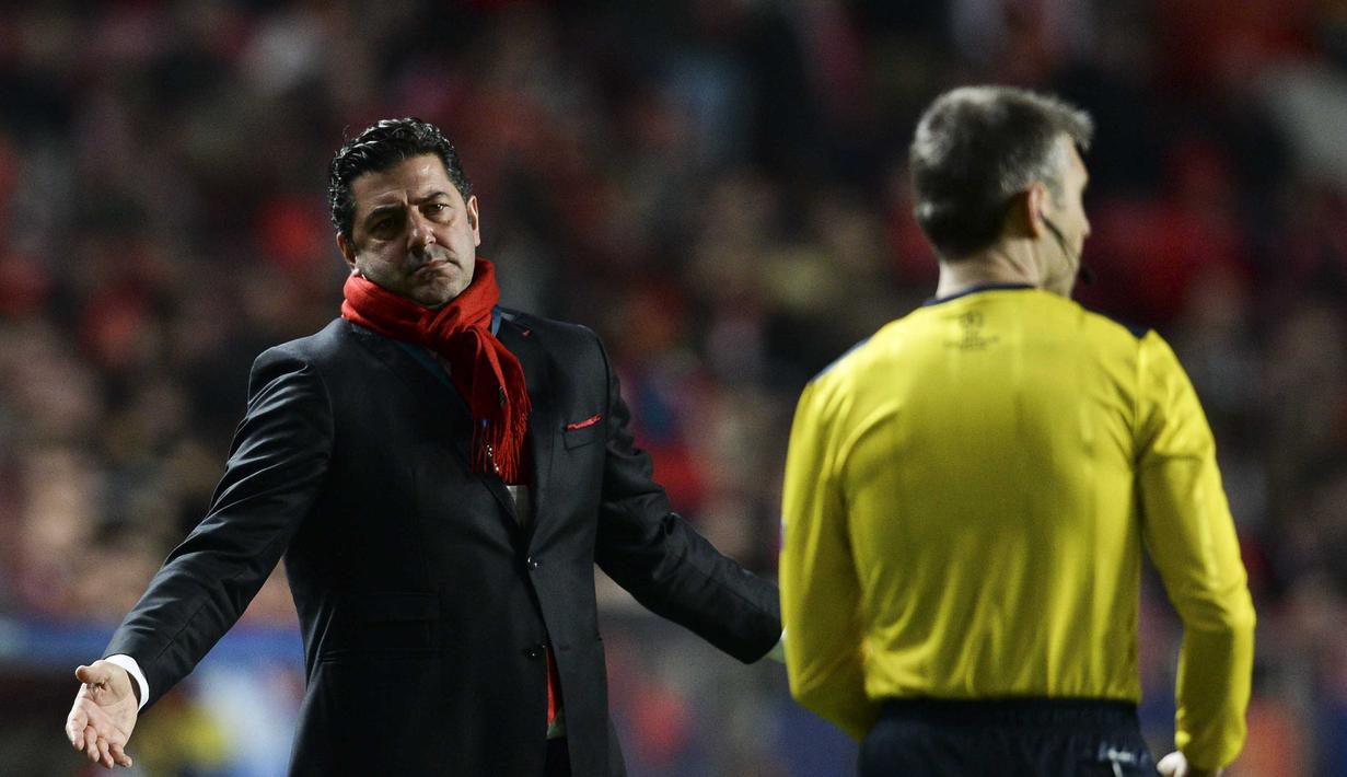 Pelatih Benfica,  Rui Vitoria (kiri) melakukan protes kepada wasit pada leg pertama 16 besar Liga Champions di Estadio do Sport Lisboa, Rabu (17/2/2016) dini hari WIB. (AFP / Patricia De Melo Moreira)