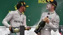 Nico Rosberg saat ini memimpin 12 poin atas Lewis Hamilton dalam persaingan gelar juara dunia F1 2016. Rosberg tentu lebih difavoritkan untuk juara. (AFP/Nelson Almeida)