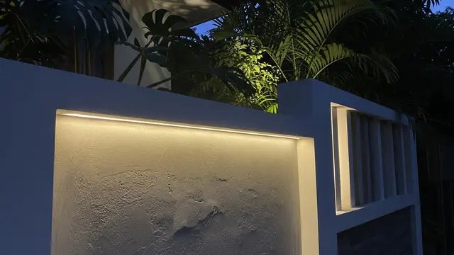 Pagar Tembok Dengan Lampu Hias