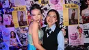 Ify Alyssa hadir bak anak sekolah, ia cosplay menjadi Rory Gilmore dengan mengenakan kemeja baby blue sebagai inner padukan vest hitam, lengkap dengan dasinya. Ia mengenakan bawahan rok pleated serta stocking hitam, serta sepatu Vans Oldskulnya. [@ifyalyssa]