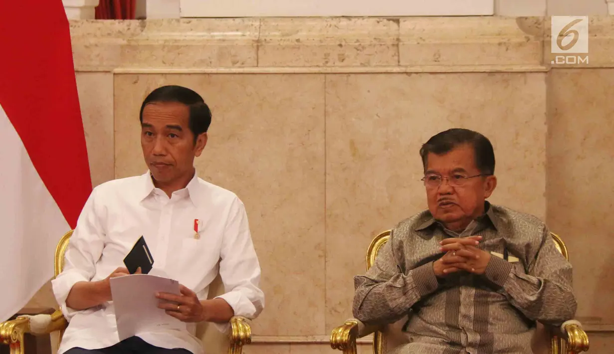 Presiden Jokowi didampingi Wakil Presiden Jusuf Kalla saat memimpin rapat sidang kabinet paripurna membahas RAPBN Tahun 2018 di Istana Negara, Senin (24/7). (Liputan6.com/Angga Yuniar)
