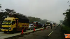 Citizen6, Serang: Terjadi kemacetan di tol Serang menuju Tangerang. Rabu (15/6). Hal ini disebabkan karena jalan sedang diperbaiki dan dilakukan peninggian. (Pengirim: Suptin) 