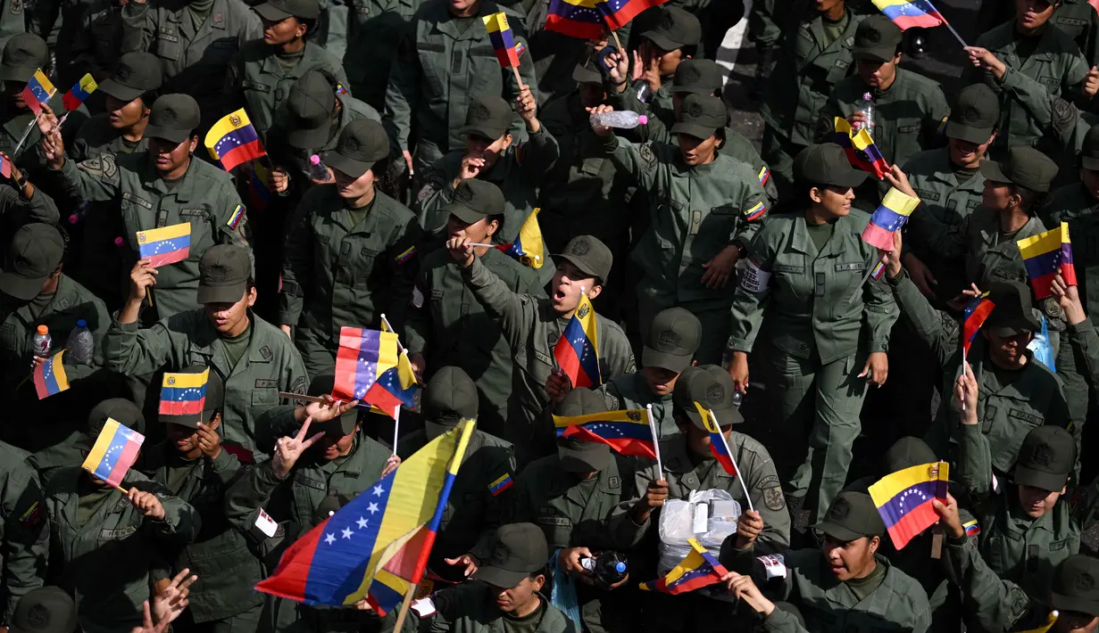 Sementara jaksa agung negara itu, tanpa merinci angka pasti, menyebutkan ada puluhan korban tewas baik dari militer maupun sipil. Tampak dalam foto, personel Angkatan Bersenjata Bolivarian Nasional meneriakkan slogan-slogan selama demonstrasi dukungan untuk Presiden Venezuela yang digulingkan, Nicolas Maduro, dan istrinya, Cilia Flores, di Caracas pada 6 Januari 2026. (Federico PARRA/AFP)