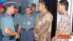 Citizen6, Surabaya: Komandan Koabangdikal Laksda TNI Sadiman berkoordinasi dengan instruktur pelatihan. (Pengirim: Penkobangdikal)