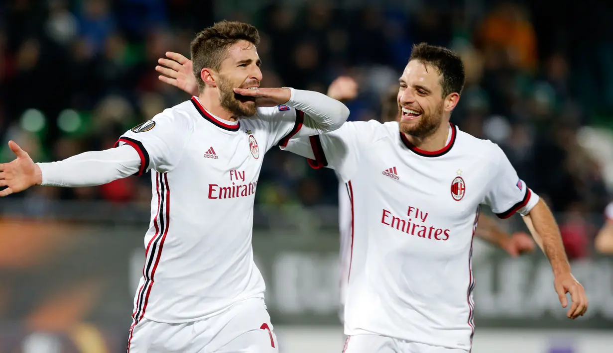 Pemain AC Milan, Fabio Borini dan Giacomo Bonaventura berselebrasi setelah mencetak gol ke gawang Ludogorets Razgrad pada laga leg pertama babak 32 besar Liga Europa di Ludogerts Arena, Jumat (16/2). AC Milan sukses menumbangkan Ludogorets 3-0. (AP Photo)