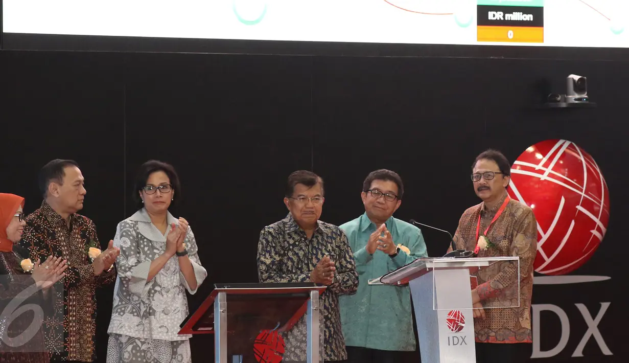 Wapres Jusuf Kalla membuka perdagangan saham 2017 Bursa Efek Indonesia (BEI) di Jakarta, Selasa (3/1). Peresmian dihadiri oleh Menkue Sri Mulyani, Ketua OJK Muliaman Hadad, Kepala Eksekutif Pengawas Pasar Modal Nurhaida. (Liputan6.com/Angga Yuniar)