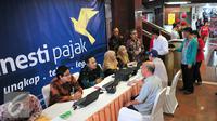 Para petugas melayani konsultasi pedagang terkait  program tax amnesty di ITC Mangga Dua, Jakarta, Selasa (1/11). Setelah pengusaha besar ikut tax amnesty, kini pemerintah menargetkan pelaku UMKM untuk ikut dalam program ini. (Liputan6.com/Angga Yuniar)