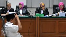 Jaksa penuntut umum membacakan tuntutan kepada Eks Bupati Bangkalan Fuad Amin Imron di Pengadilan Tipikor, Jakarta, Senin (28/9/2015). Fuad Amin diduga melakukan suap jual beli gas alam di Bangkalan Madura. (Liputan6.com/Andrian M Tunay)