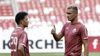 Pemain Persija Jakarta, Bruno Matos berbincang dengan Sandi Sute saat sesi latihan jelang laga Piala AFC di SUGBK, Jakarta, Senin (22/4). Persija akan berhadapan dengan Ceres-Negros. (Bola.com/M Iqbal Ichsan)