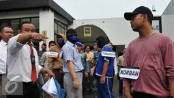 Tersangka JL mengikuti proses rekonstruksi pembunuhan aktivis Jopi Peranginangin, Kemang, Jakarta, Kamis (11/06/2015). Proses rekonstruksi tersebut terdiri dari 31 reka adegan yang diperankan oleh tersangka dan saksi-saksi. (Liputan6.com/Andrian M Tunay)