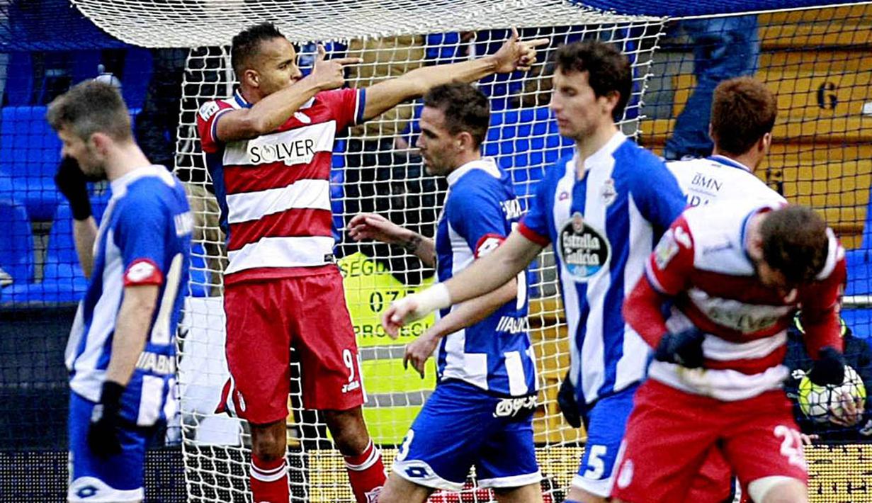 7. Striker Granada, Youssef El-Arabi, merayakan gol yang dicetaknya ke gawang Deportivo pada laga La Liga Spanyol di Stadion Riazor, Minggu (28/2/2016). Deportivo takluk 0-1 dari Granada. (EPA/Cabalar)