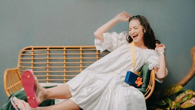 Gaya Chic Enzy Storia dengan Busana Putih, Bisa Jadi Inspirasi