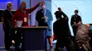 Tim produksi memeriksa kaca plexiglass di atas panggung yang akan berfungsi sebagai penghalang untuk mengurangi resiko penyebaran COVID-19 saat persiapan untuk debat calon wakil presiden AS di Universitas Utah, Salt Lake City, Selasa (6/10/2020). (AP Photo/Julio Cortez)